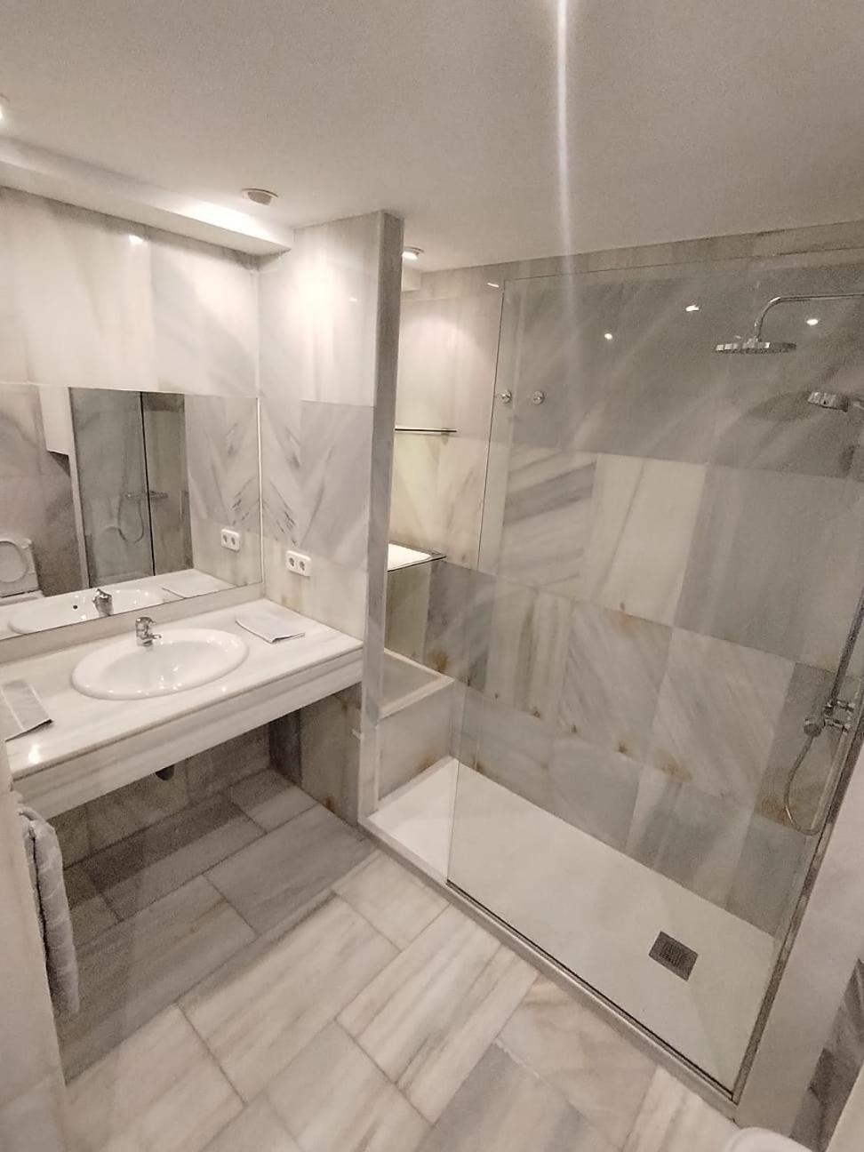 Hostel Latimoamericano Masculino Madrid Kültér fotó